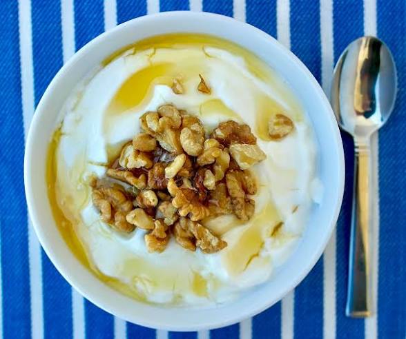 Greek Yogurt with Honey and Walnuts (Giaourti me Meli)