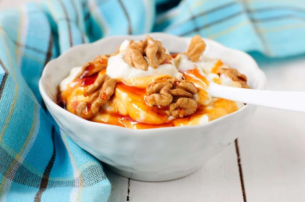Greek Yogurt with Honey and Walnuts (Giaourti me Meli)