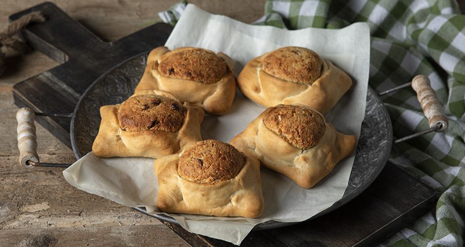 Flaounes (Cypriot Cheese Pastries)