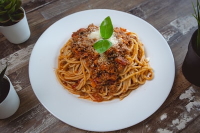 Classic Spaghetti with Garlic and Tomato Sauce
